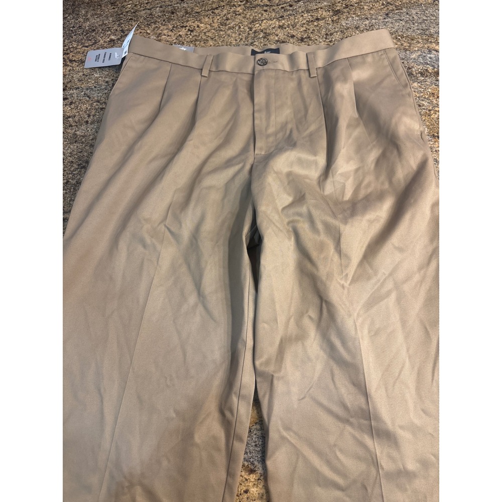 NWT Dockers Mens Signature Khaki Relaxed Fit Pleated Pants Tan 38x32 - Fit 38x31